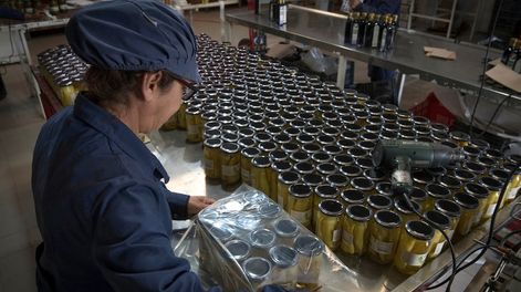 Los Andes | En problemas. Las fábricas están recibiendo pequeñas cantidades de envases y se complica su producción. Foto: Orlando Pelichotti / Los Andes