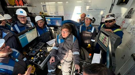 El decreto firmado por Javier Milei reconoce que las obras de ampliación de los gasoductos recién entrarían en operación en el invierno de 2027, lo que obliga a la Argentina a mantener la importación de Gas Natural Licuado (GNL) para cubrir los picos de demanda residencial y la generación eléctrica.