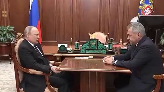 Un vídeo muestra a Putin desmejorado, encorvado y agarrado fuertemente a una mesa, lo cual inició los rumores sobre una posible enfermedad. La filmación se hizo viral y salieron muchas hipótesis.
