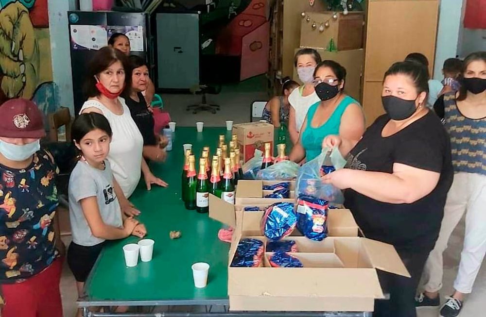 Un grupo de madres voluntarias se desvive para llevar comida todos los días a la mesa del merendero Sol y Sierra. Foto: gentileza