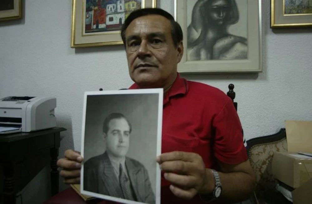 Manuel Maidana, junto a una fotografía de Manubens Calvet, fue a quien la justicia de Córdoba reconoció como hijo biológico del productor.