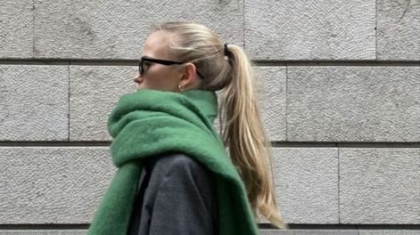 Dejá de anudarte la bufanda igual que siempre: aprendé 4 formas distintas para estar canchera y abrigada.