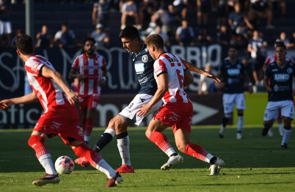 En el estadio Bautista Gargantini, Independiente Rivadavia cayó ante Instituto de Córdoba. / José Gutiérrez ( Los Andes).