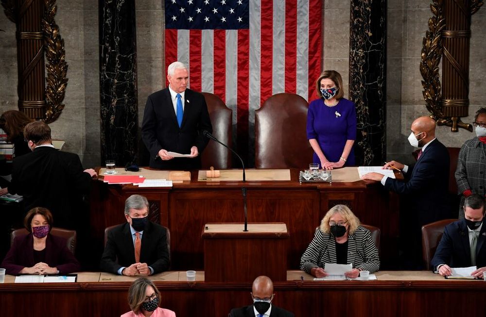 El vicepresidente Mike Pence preside una sesión conjunta del Congreso que se reúne para contar los votos del Colegio Electoral emitidos en las elecciones de noviembre. AP