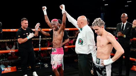 Los Andes | El sudafricano Ricardo Malajika levanta sus brazos y celebra su primer título mundial, tras superar en las tarjetas al mendocino Kevin Muñoz.