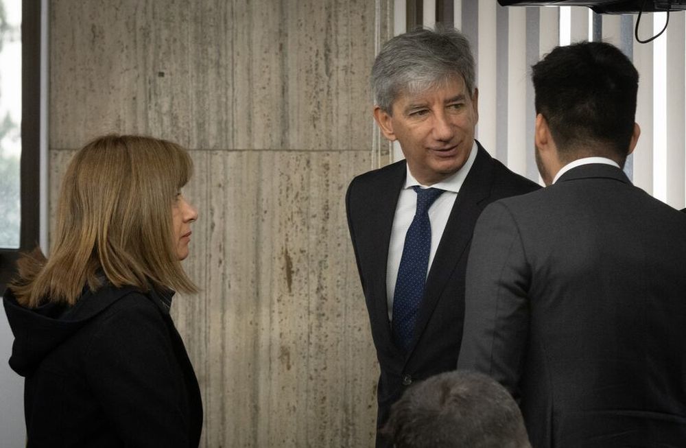 El exjuez Walter Bento junto a su esposa Marta Boiza y sus hijos durante el debate. Archivo Los Andes