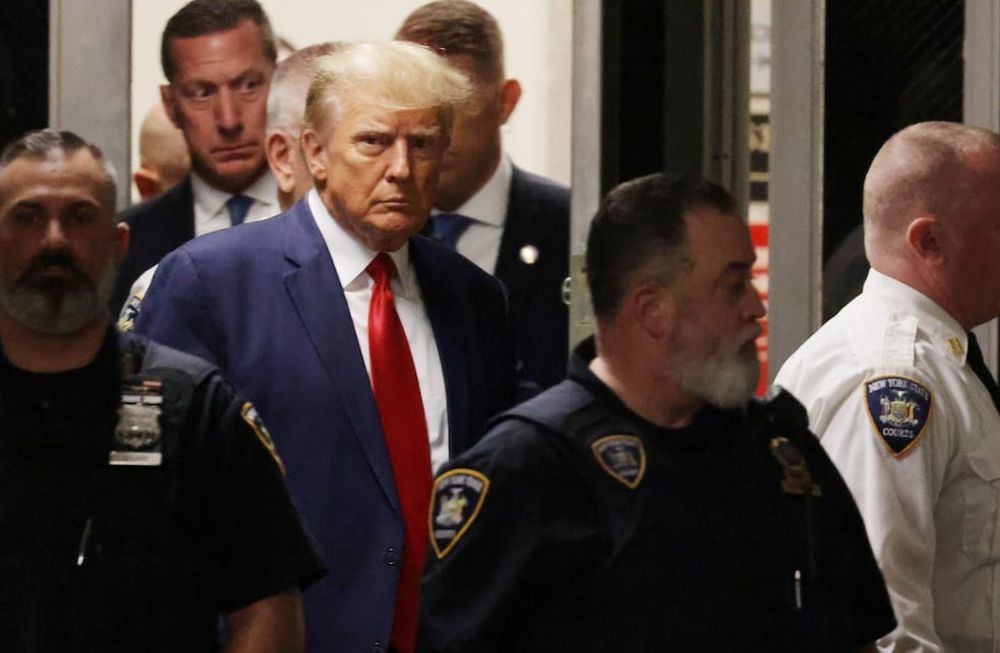 New York (United States), 04/04/2023.- Former US President Donald J. Trump walks towards the courtroom inside New York Criminal Court in New York, New York, USA, 04 April 2023. A Manhattan grand jury voted to indict former President Donald J. Trump last week and he will turn himself in at the courthouse and appear before a judge to hear the charges against him later today. (Estados Unidos, Nueva York) EFE/EPA/JUSTIN LANE