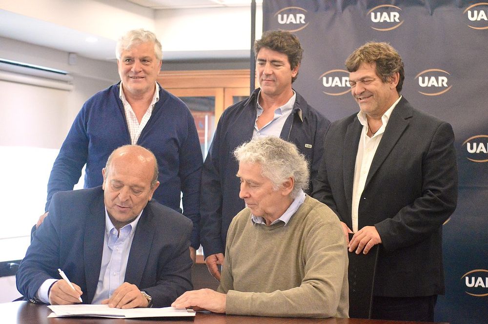 Rugby. Un nuevo equipo habrá en el SRA y será de Litoral. En la firma del acuerdo entre la UAR y una productora de la Provincia de Santa Fe, Carlos Fertonani, Rubén González Fresneda (URR), Gabriel Travaglini (UAR), Enrique Patrizi (UER) y Martín Cipriani (USR)