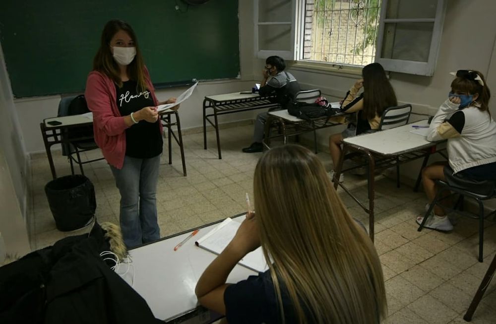 Este miércoles comenzaron a retornar a la presencialidad aquellos alumnos con trayectorias débiles, unos 20.000 en toda la provincia (casi 5% de la población total de estudiantes). Foto: Orlando Pelichotti / Los Andes.