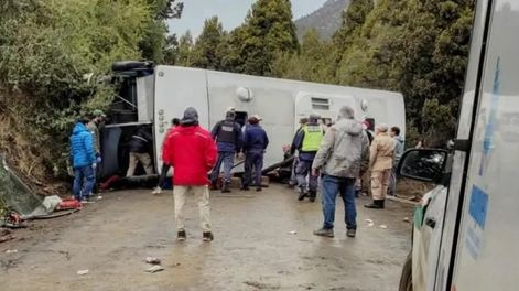 Un colectivo volcó este martes en la ruta provincial N°65, a unos 15 kilómetros de la localidad neuquina de Villa Traful