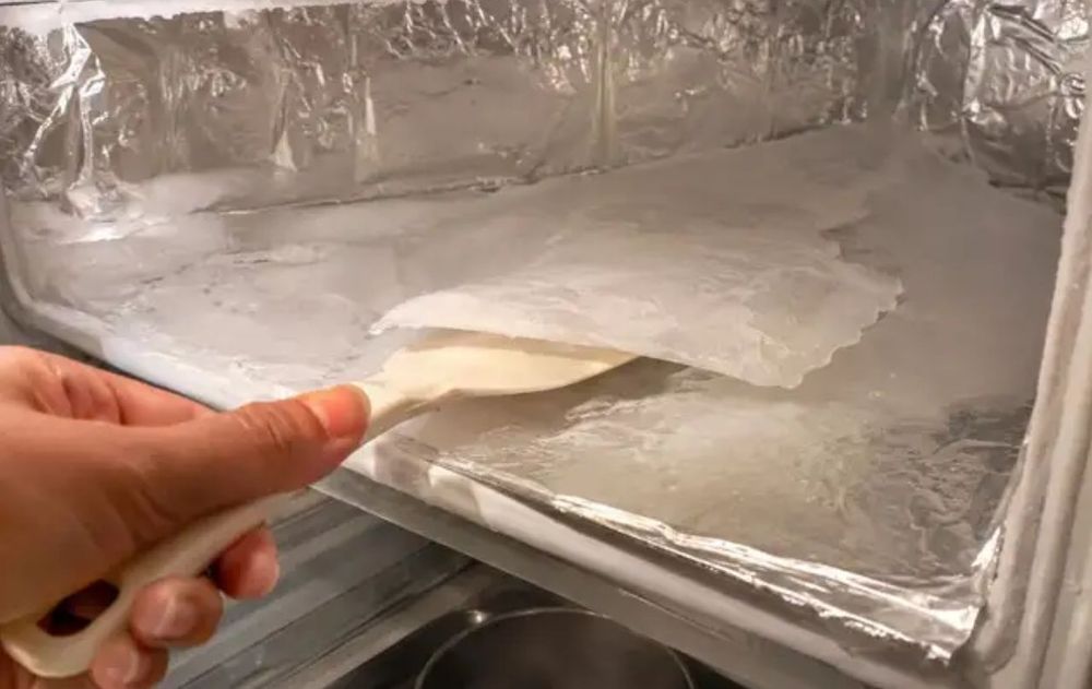 No es aconsejable apoyar recipientes calientes sobre el plástico ni aplicar calor intenso sin autorización del fabricante.