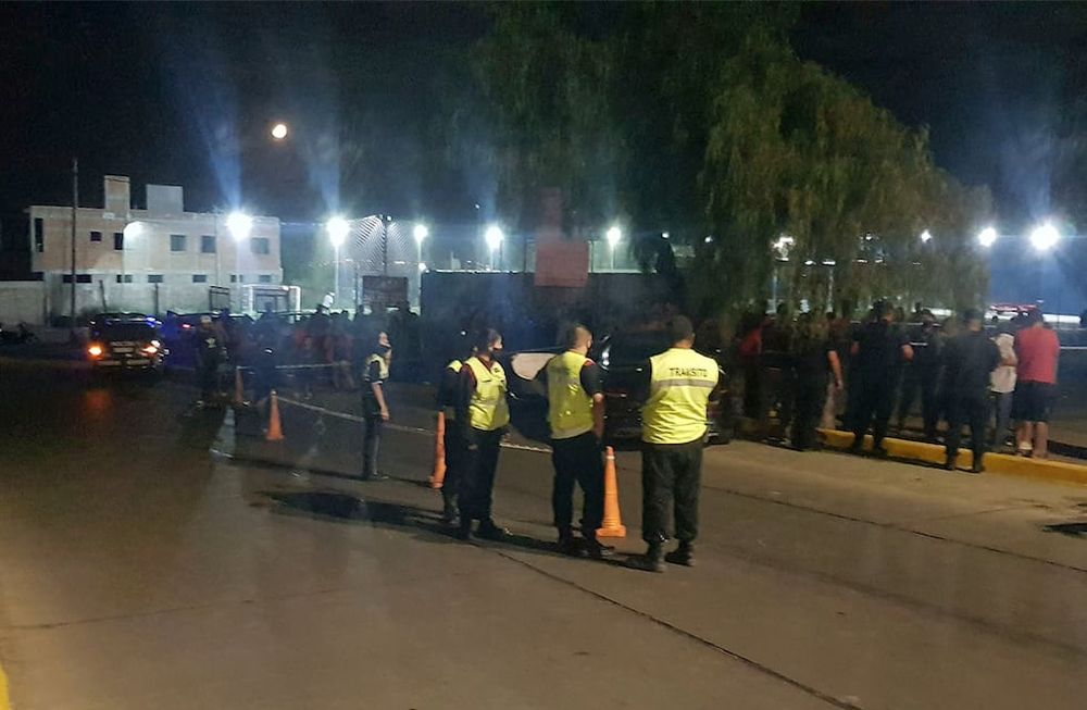 Incidente en la rotonda de Regalado Olguín y Champagnat de Las Heras. Dos jóvenes murieron. Foto Orlando Pelichotti / Los Andes
