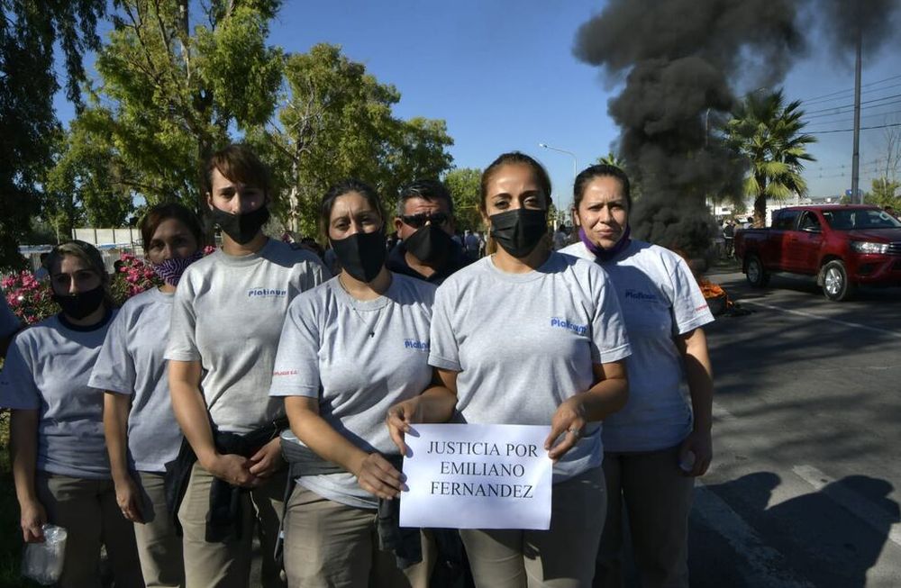 Compañeros de trabajo del ciclista asesinado cortaron el Acceso Norte, a la altura de Pascual Segura, de Las Heras. Foto: Orlando Pelichotti