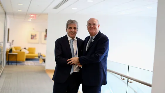 El ministro de Economía, Luis Caputo, junto al presidente del Grupo BID, Ilan Goldfajn.
