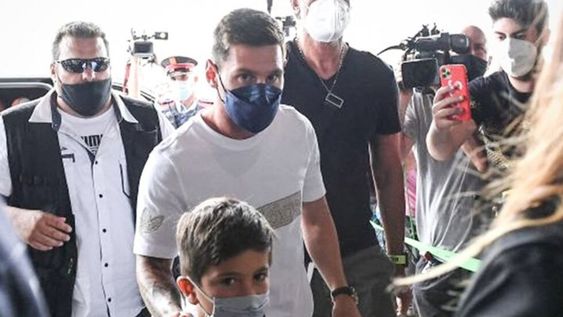 Messi voló a París. Messi voló a París.