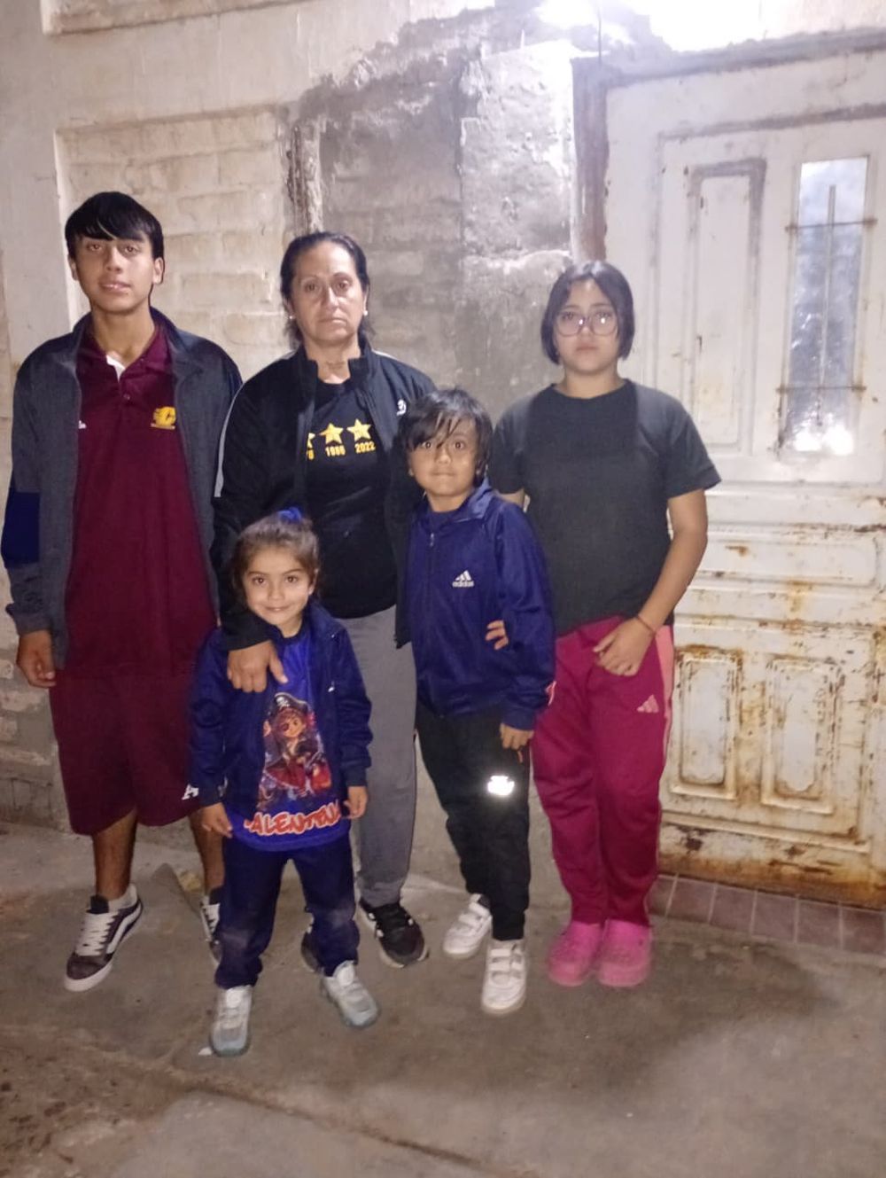 Verónica López vive desde hace casi 21 años en un predio que funcionó como camping y que ahora debe ser desalojado para avanzar con la obra vial. Tiene tres hijos y una nieta de cuatro años. 