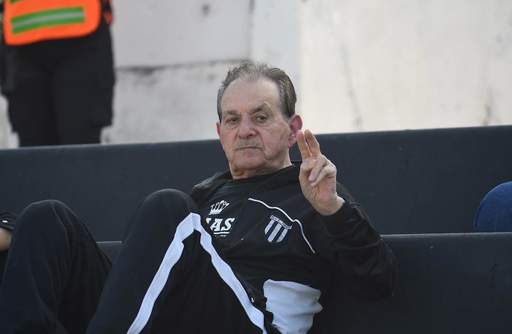 Víctor Antonio Legrotaglie, figura, ídolo y ex jugador de Gimnasia, desde la tribuna en el estadio que lleva su nombre. Se fue el mejor. Foto: José Gutiérrez / Los Andes