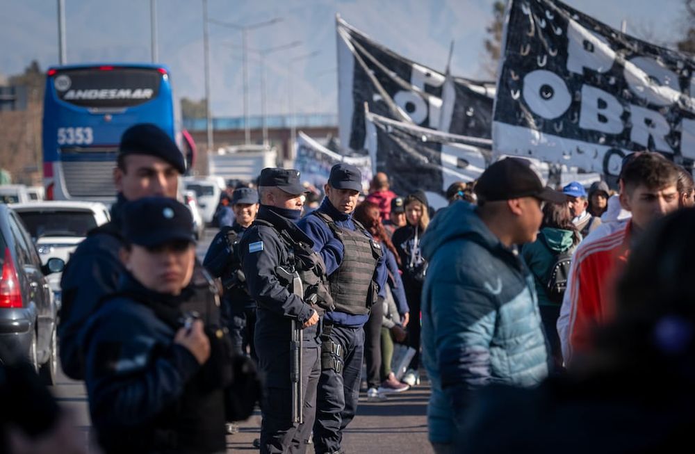 El lunes se produjeron 27 allanamientos ordenados en una causa iniciada en diciembre por posibles extorsiones contra beneficiarios de planes sociales. Imagen ilustrativa / Archivo.Foto: Ignacio Blanco / Los Andes