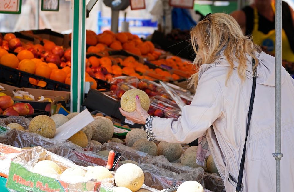 La inflación de junio se ubicó en el 6% y creen que la tranquilidad en el dólar fue una de los factores que influyó en el freno a los precios. (AP Foto/Martin Meissner)