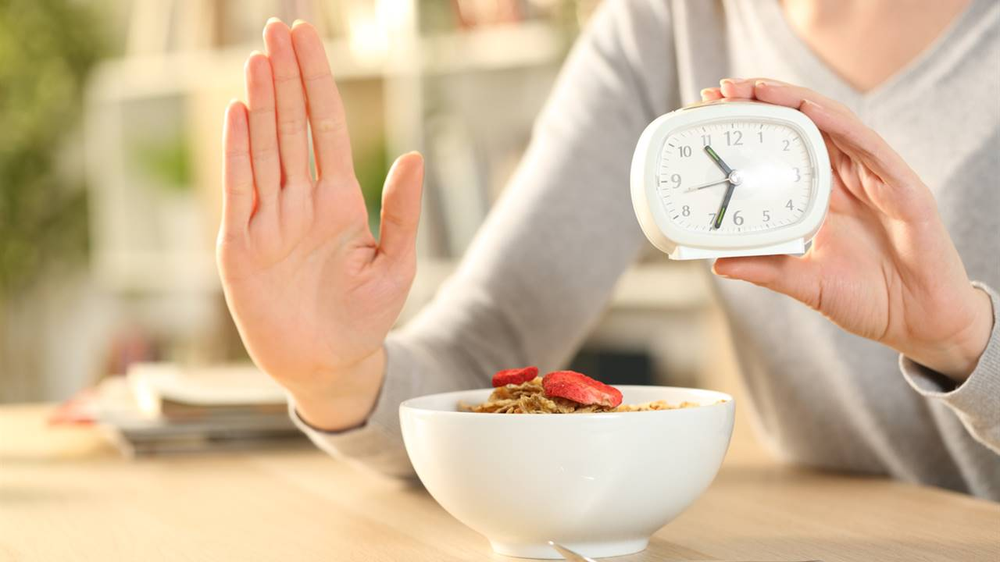 El experto en logevidad advirtió que comer varias veces al día es uno de los hábitos modernos que no deberíamos seguir.
