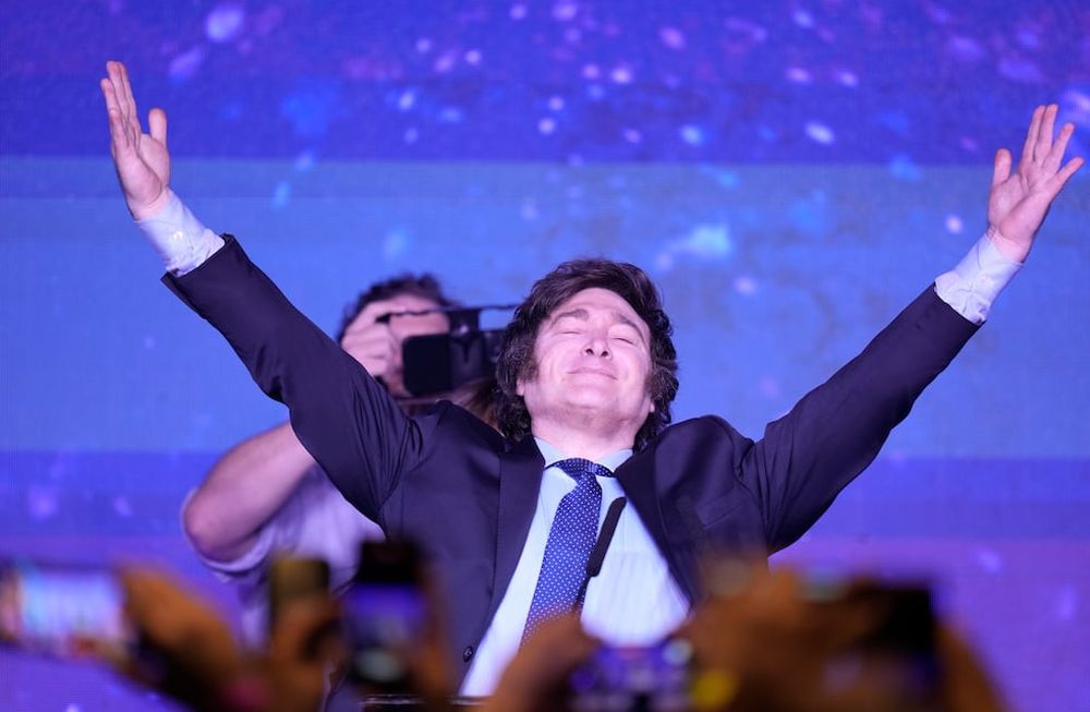 Javier Milei fue el candidato más votado entre quienes aspiran a la presidencia en las elecciones generales de octubre. (AP Foto/Natacha Pisarenko)