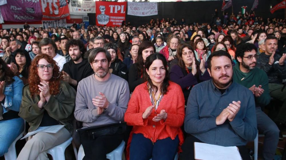 Nicolás Del Caño en el acto del PTS en el Club Pacífico en Mendoza.