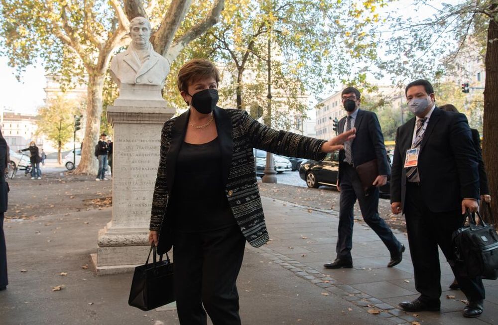 Roma, 30.10.21. Kristalina Georgieva llega a la embajada argentina para el encuentro con el presidente Alberto Fernandez. Atrás, el monumento a Manuel BelgranoFoto:  clarin