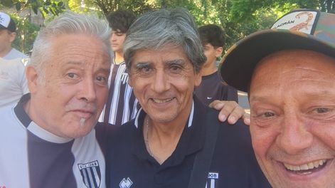 ÍDOLO ETERNO. Cochina Olguín junto a Juan Hermida y Andrés Mateu, fanáticos del Lobo que llegaron a Vicente López a acompañar al plantel Mensana. Sueño de ascenso.&nbsp;
