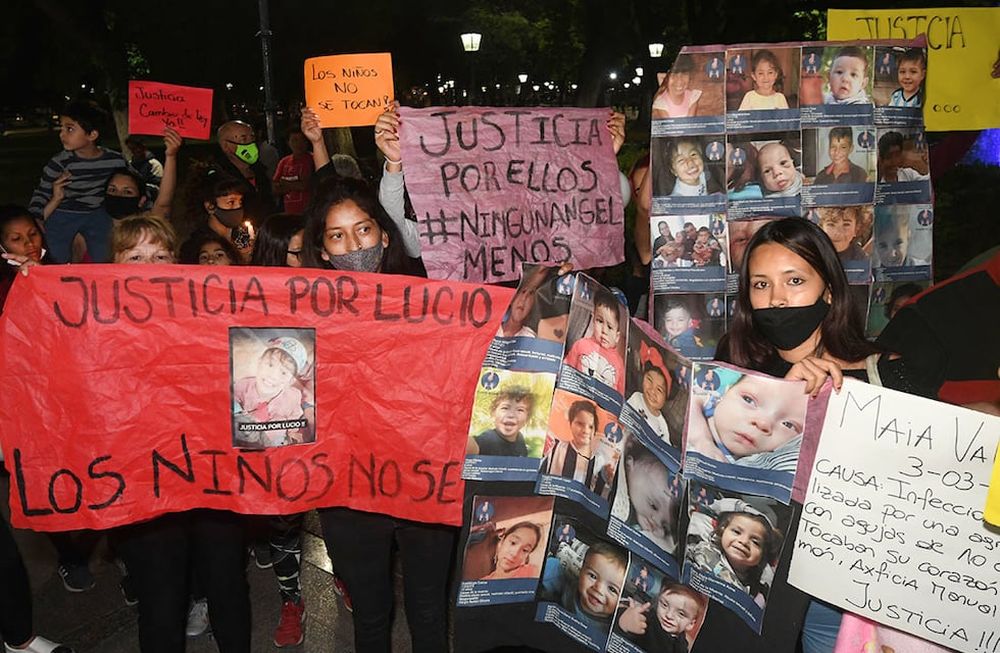 El viernes se realizó una protesta en la plaza Independencia para pedir justicia por Lucio y por los niños maltratados. Foto: José Gutiérrez / Los Andes