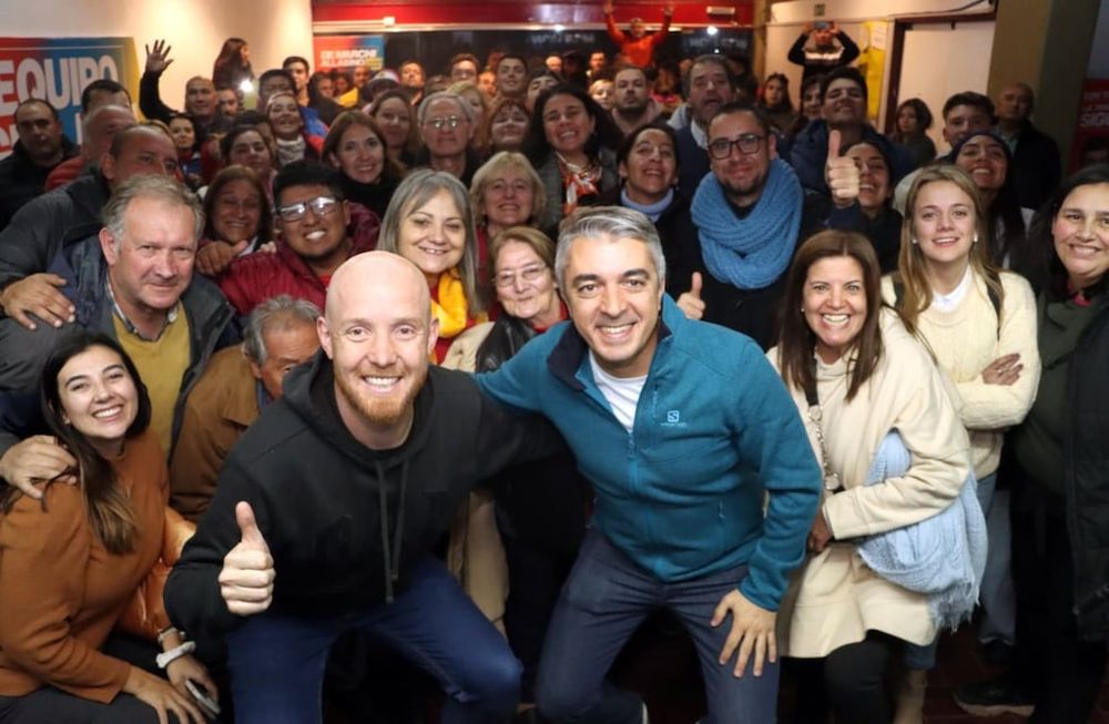 El candidato a intendente, Esteban Allasino, celebra con el actual jefe comunal, Sebastián Bragagnolo. Ambos siguieron a De Marchi en su partida de Cambia Mendoza para formar La Unión Mendocina.