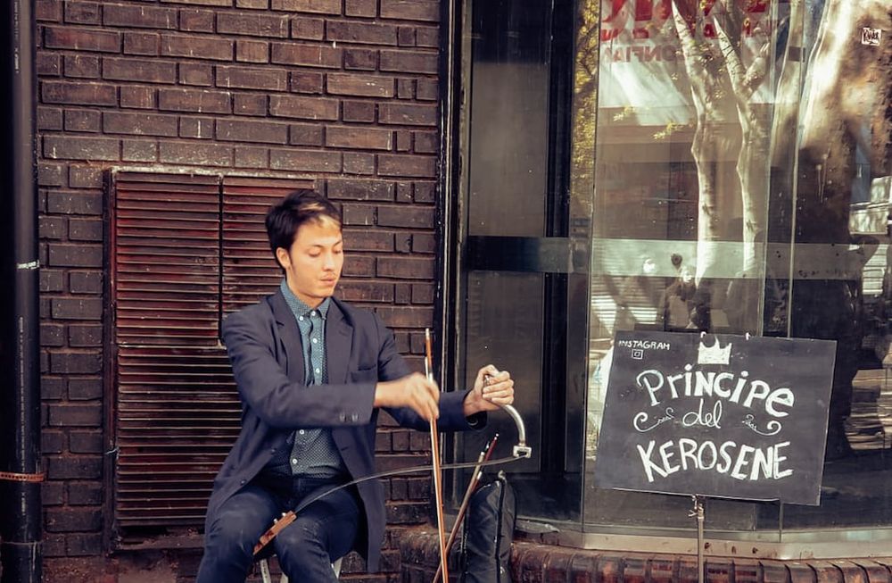 El Príncipe del Kerosene, un artista de callejero que sorprende a mendocinos y turistas con un serrucho musical