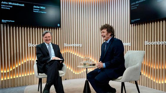 Fotografía cedida por la Presidencia de Argentina del presidente argentino, Javier Milei (d), en una entrevista con el editor en jefe de Bloomberg, John Micklethwait, en Davos (Suiza). Milei está en Davos para participar en el Foro Económico Mundial. Foto: EFE/ Presidencia de Argentina