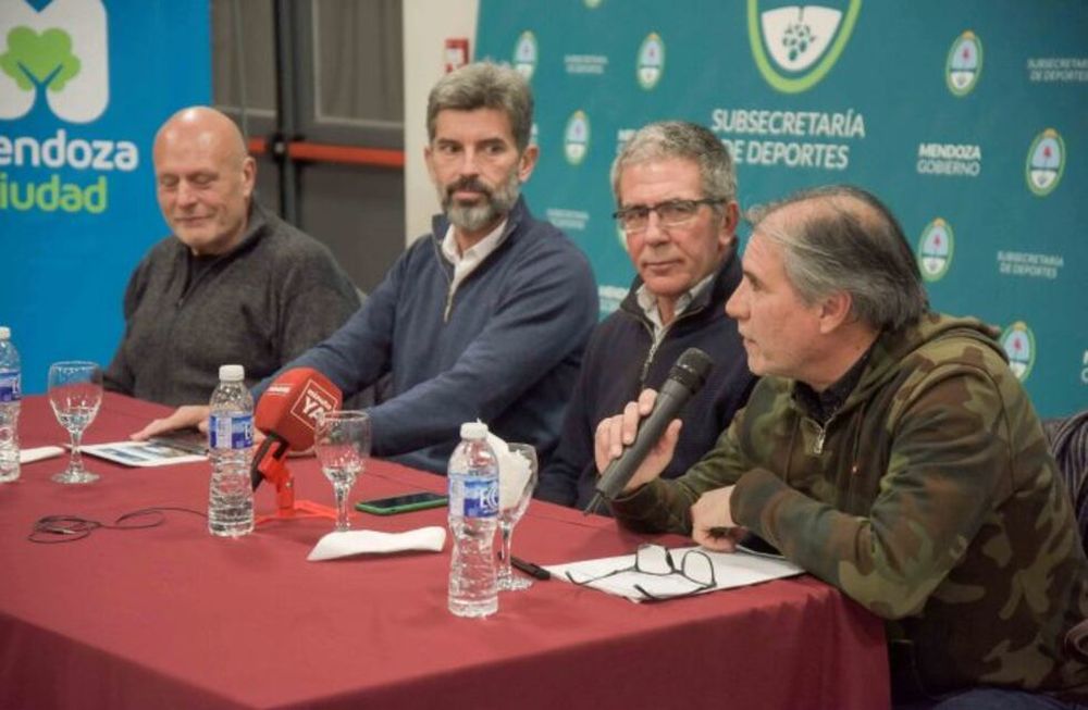 En el Estadio Arena Aconcagua, autoridades de la provincia y de FEFUSA, presentaron el Torneo Argentino de FUTSAL 2022. / Gentileza.