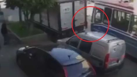 Un colectivo chocó contra un camión estacionado que terminó aplastando a un hombre que le estaba cambiando una rueda en Laferrere, provincia de Buenos Aires. Foto: Captura de video