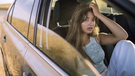 Una adolescente en un auto. Fotografía: Freepik.