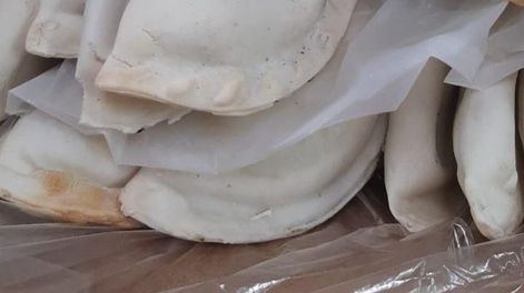 Chicos de primaria en La Plata reciben comida congelada y en mal estado, pero no tienen cocina para calentarlas. Gentileza El Día