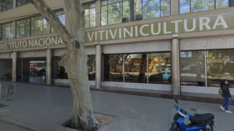 Edificio del Instituto Nacional de Vitivinicultura (INV) en Mendoza.