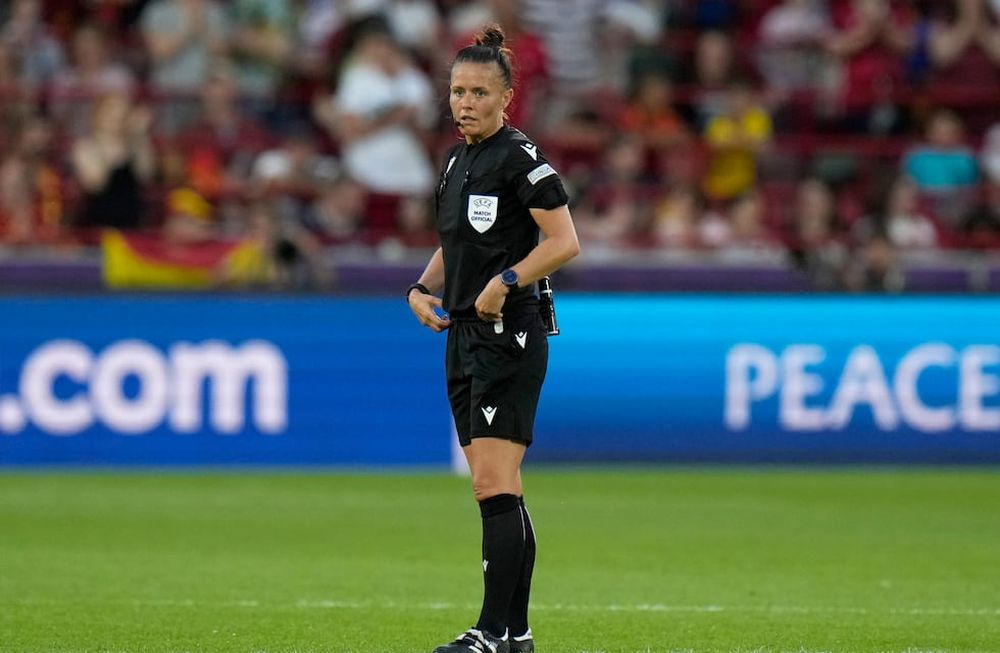 Para la historia: Rebecca Welch se convirtió en la primera mujer en arbitrar un partido de la Premier League. / Gentileza.