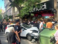 Perdió el control de su auto y atropelló a varios peatones en pleno centro de Córdoba