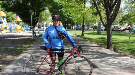 Los Andes | De paso por Mendoza, sanjuanino de pura cepa, oriundo de Media Agua, Omar Rojas tiene 57 años y recorre desde La Quiaca a Ushuaia en bicicleta para visibilizar el Mal de Parkinson y conscientizar sobre esta enfermedad que padece desde 2007.