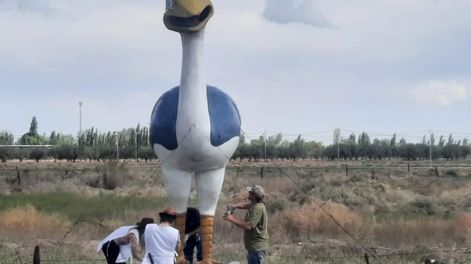 La comunidad restauró el ñandú de Beltrán, en la Ruta 7 (Rotary Club San Martín)