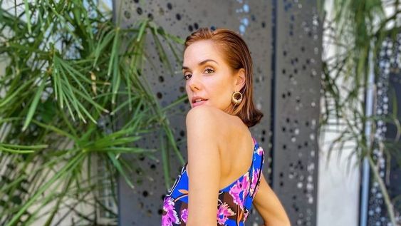 Julieta Nahir Calvo hizo un desnudo “muy jugado” con los rayos del sol y las sombras de una persiana