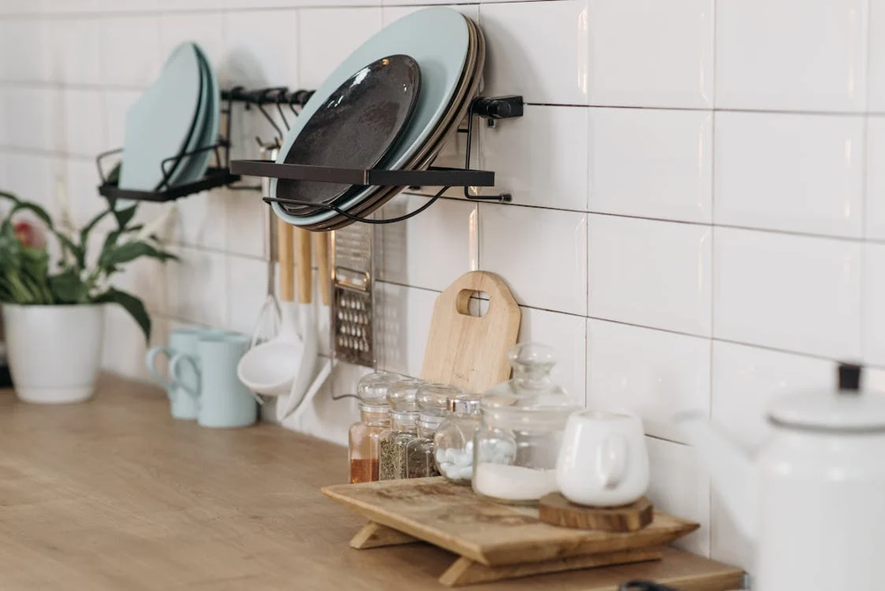 Cómo reciclar las botellas de salsa para renovar la decoración de tu hogar.