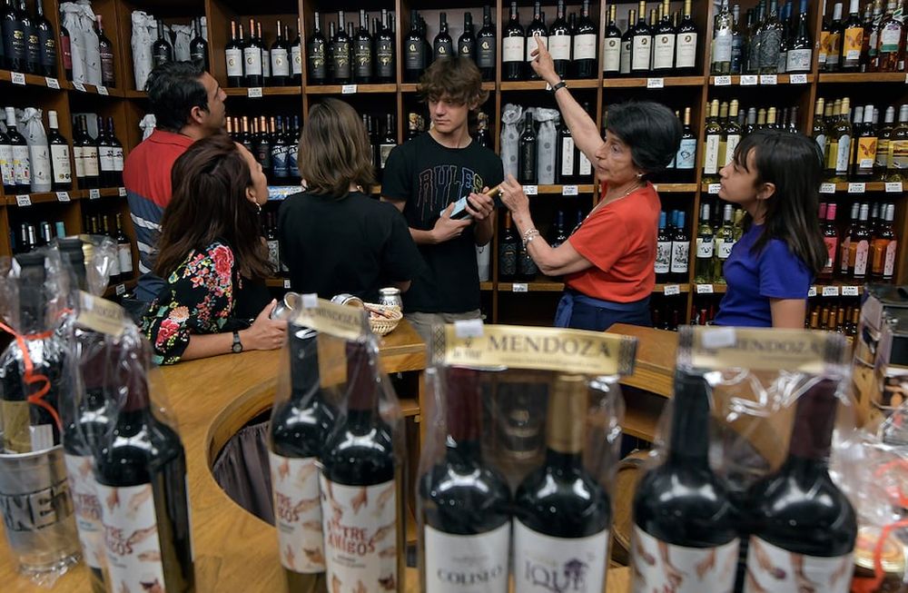 Las ventas de vinos en el mercado interno y el externo siguen cayendo. Foto Orlando Pelichotti / Archivo.