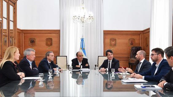 El jefe de Gabinete, Nicolás Posse, y el ministro del Interior, Guillermo Francos, con diputados de Hacemos Coalición Federal (Foto: Ministerio del Interior)