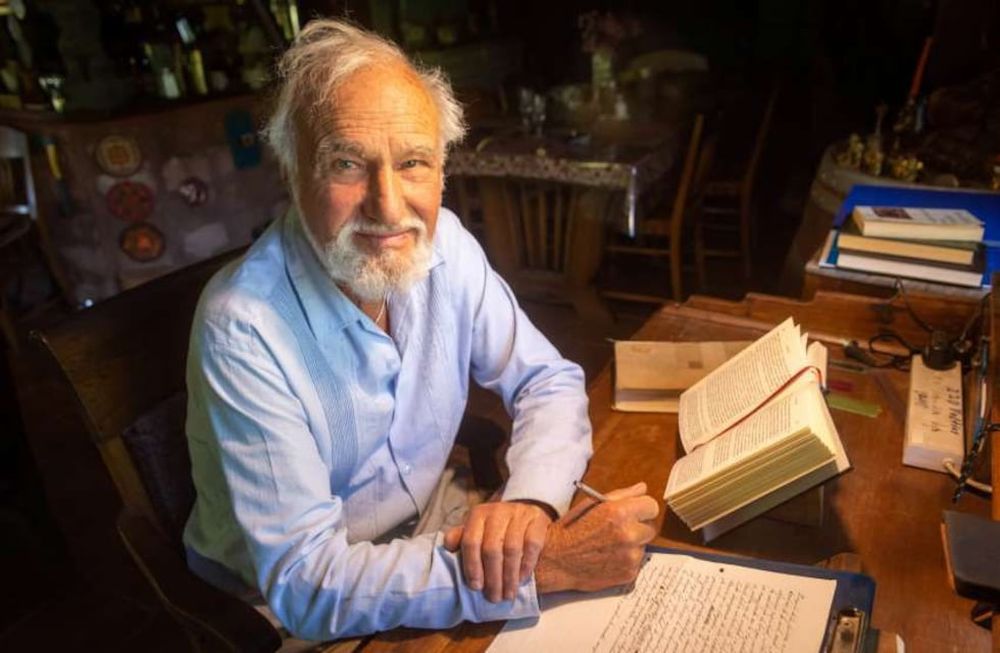 Julio Ozán Lavoisier (80), el mendocino que es un pensador de referencia en Oriente y estrenará su documental sobre la tradición hindú. Foto; Ignacio Blanco / Los Andes.