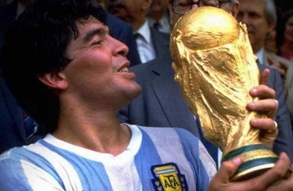 Diego Maradona con la Copa del Mundo en México 1986 (Foto: AP / Archivo).