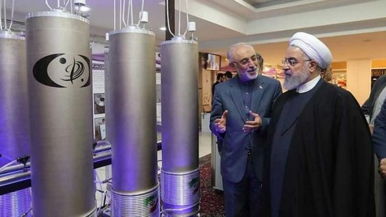 El líder supremo de Irán, ayatolá Alí Hoseiní Jamenei, cabeza de la clase dirigente clerical islámica, y fuente de emulación del chiismo, visita una planta de enriquecimiento de uranio.