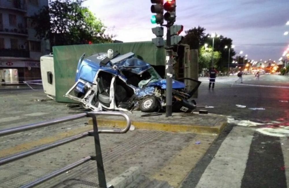Murieron dos policías en una persecución tras chocar contra un camión en Capital Federal