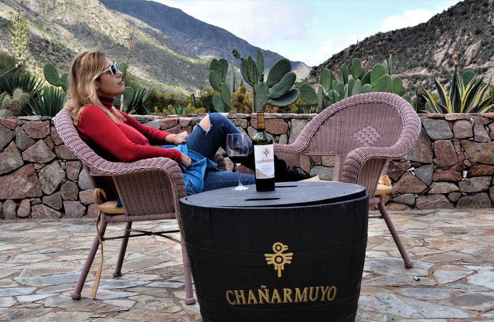 Con enólogos residentes y el asesoramiento de grandes profesionales mendocinos, los vinos de Chañarmuyo vienen conquistando el mundo con este terroir que, aunque pequeño y sencillo, luce inmenso y poderoso.